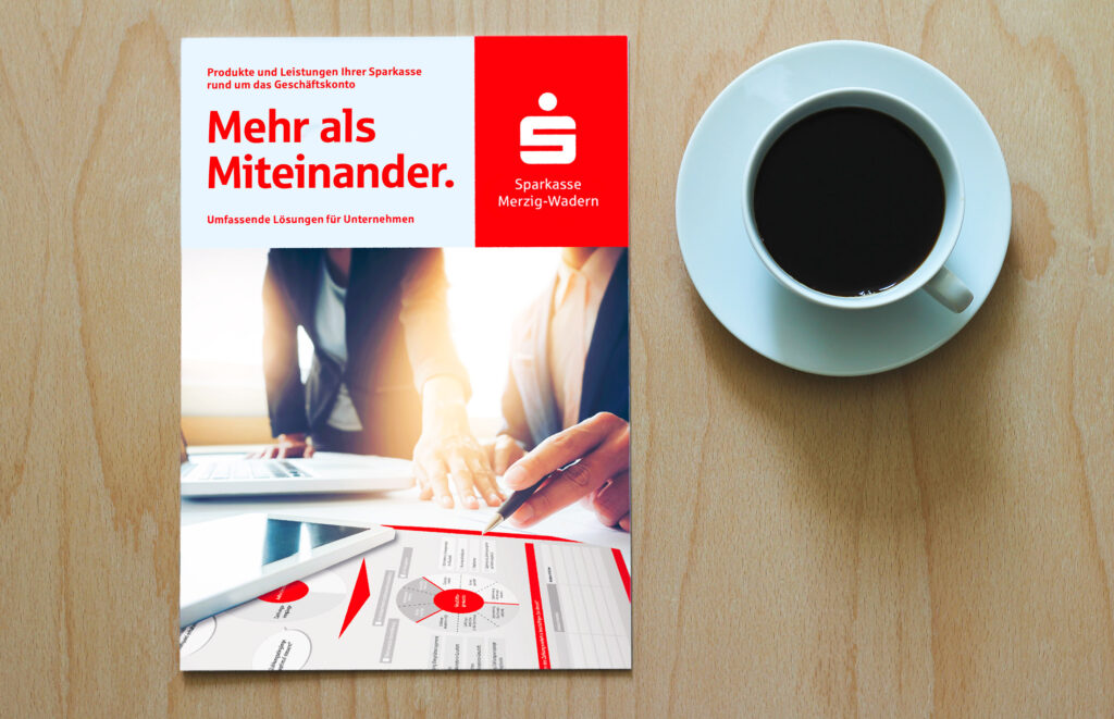 Giro-Fachberatungs-Broschüre neben einer Kaffeetasse