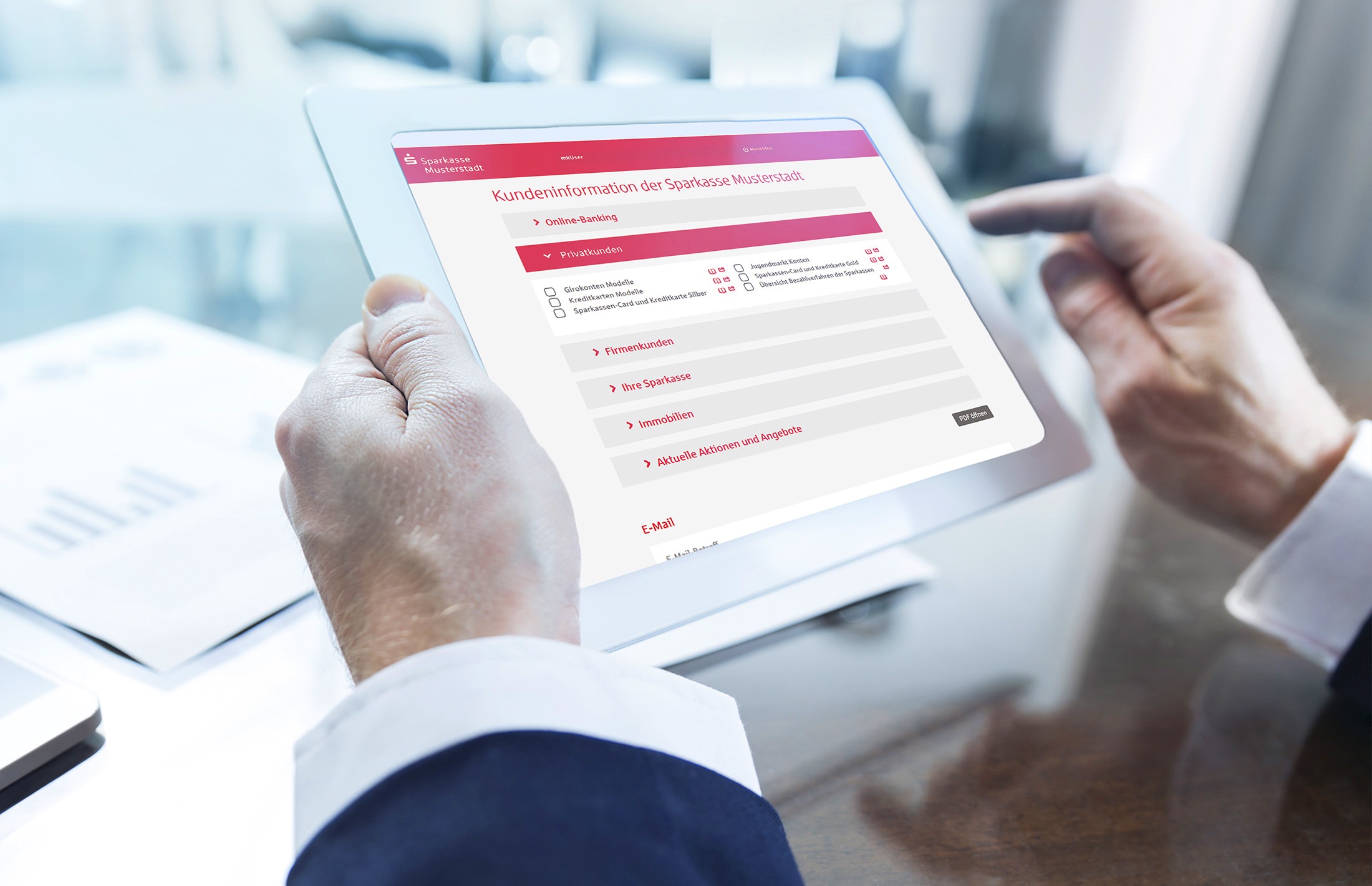 Tablet in Männerhänden mit Ansicht der DigiThek